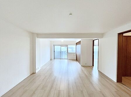 大きな窓からたっぷりの陽光と風を感じられるリビング
