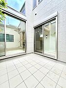 住まいに明るい光と開放感を演出してくれる中庭スペース付き