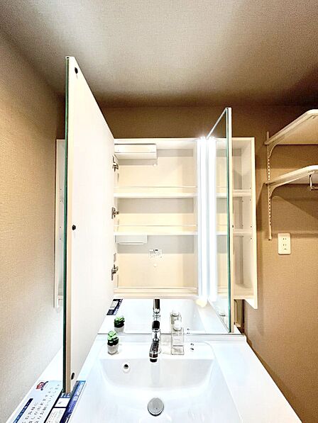 三面鏡の裏に、化粧品や衛生用品などを収納可能。洗面台をすっきりと保ちます!