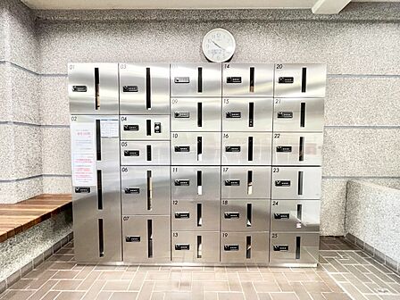 留守時のお荷物の受け取りもできる宅配ボックス付き