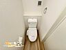 トイレ：温水洗浄タイプのトイレは、快適さと清潔さを両立した使いやすいデザイン。便座の快適機能も備わり、毎日の生活がより便利になります。 