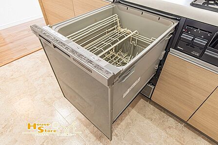 洗い物の負担や水洗いによる肌荒れも、食器洗浄機があれば安心。ビルドインでスペースを取らず、手間のかかる後片付けを任せられる、忙しい毎日に心強い設備です。