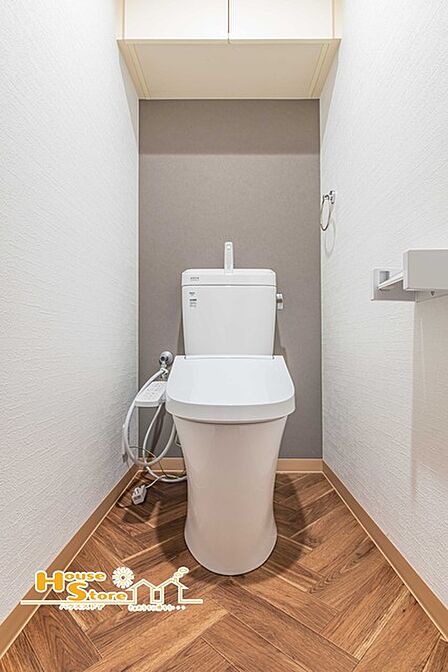 収納棚を備えたトイレはペーパーや小物もスッキリ収納できるので空間を広く使えます。明るく清潔感のある内装で、毎日快適に利用できる空間です。