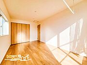 ライフスタイルに合わせて多用途に使える居室。リモートワークやお子様のお部屋など、自由にカスタマイズして自分だけのプライベート空間を楽しめます。