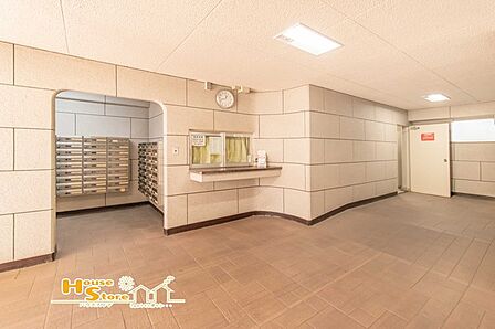 上質感あふれる内エントランスが住まいの価値を引き立てます。毎日の帰る時間が少し楽しみになる、落ち着きのある共用空間です。