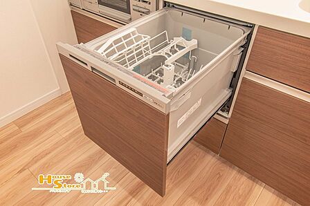 ビルトインタイプの食洗機なら乱雑になりがちなカウンターの上もきれいに片付きます。