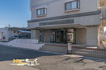 清潔に整えられたエントランスは、訪れる人を心地よく迎え入れる空間です。日々の暮らしに快適さと利便性をプラスします。