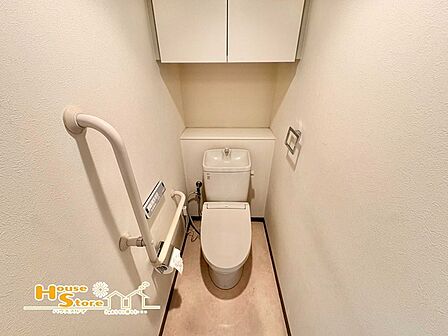 収納棚を備えたトイレはペーパーや小物もスッキリ収納できるので空間を広く使えます。明るく清潔感のある内装で、毎日快適に利用できる空間です。