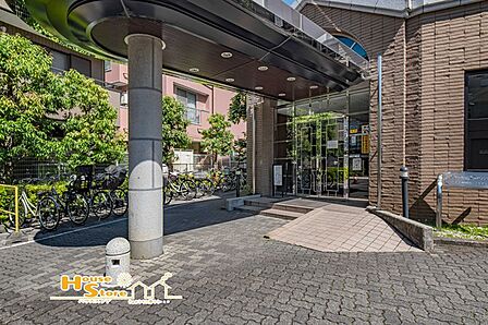 外エントランスは、整えられた外観と開放感が印象的な空間。住まいの第一印象を上品に彩り、居住者や来客をやさしく迎え入れてくれます。