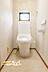 トイレ：トイレを2ヵ所に設けたゆとりある間取り。朝の忙しい時間帯や来客時にも使い分けができ、各階からアクセスしやすい便利な配置です。