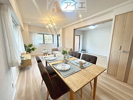 日差しがうれしいリビング、大窓からの見晴らしも良好