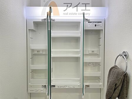 【施工例】たっぷりの収納を設けた3面鏡付洗面台で快適な暮らし
