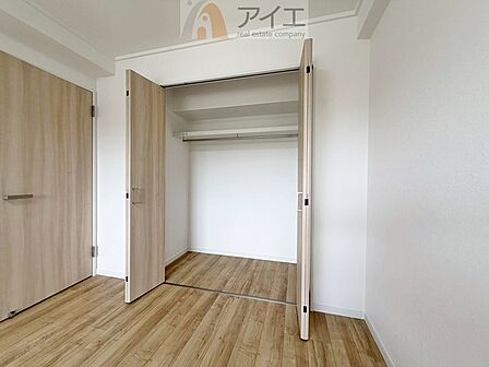 お子様の荷物も片付く、全居室収納スペース