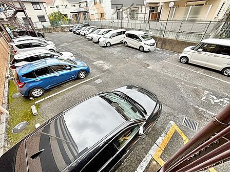 駐車場があるため車通勤の方にも安心なマンションです(要空確認)