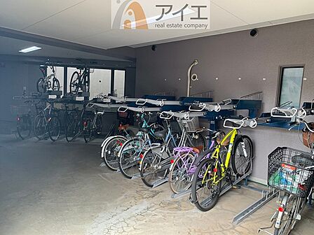 広々スペースの駐輪場はご家族の自転車を置くことができます