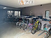 広々スペースの駐輪場はご家族の自転車を置くことができます
