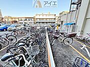 広々スペースの駐輪場はご家族の自転車を置くことができます