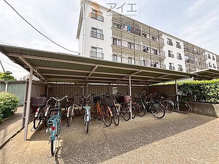 広々スペースの駐輪場はご家族の自転車を置くことができます