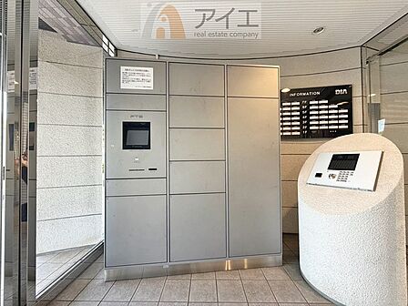 お出掛けが多くても安心な、宅配ボックスつき