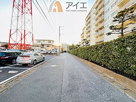 前面道路は歩道も整備され、小さなお子様にも安心