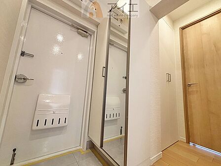 お出掛け前の身だしなみチェックに嬉しい姿見付き