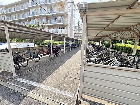 広々スペースの駐輪場はご家族の自転車を置くことができます