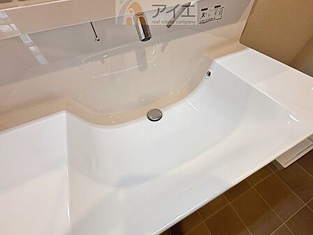 三面鏡にハンドシャワー付き、使いやすい洗面台