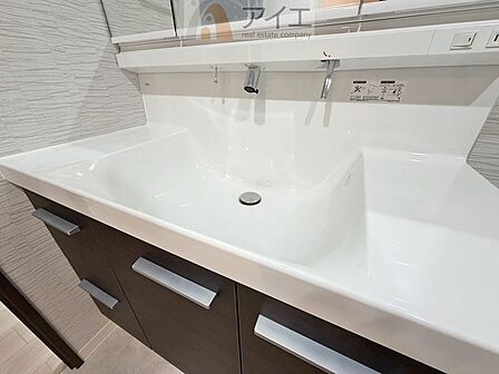 三面鏡にハンドシャワー付き、使いやすい洗面台