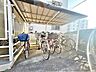 その他：広々スペースの駐輪場はご家族の自転車を置くことができます