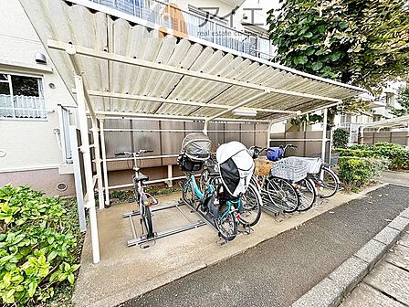 広々スペースの駐輪場はご家族の自転車を置くことができます
