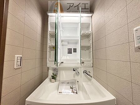 たっぷりの収納を設けた3面鏡付洗面台で快適な暮らし