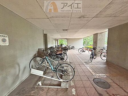 広々スペースの駐輪場はご家族の自転車を置くことができます
