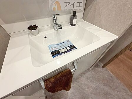 【施工例】三面鏡にハンドシャワー付き、使いやすい洗面台