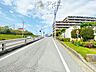 周辺：前面道路は歩道も整備され、小さなお子様にも安心