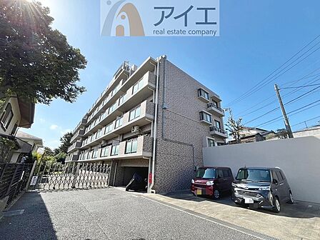 清掃や修理、不審者への声掛けも。管理員日勤は防犯にも有効