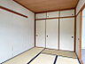 室内：窓側から見た和室