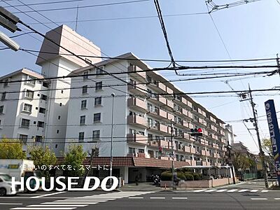 外観：昭和48年3月建築。総戸数197戸、地上7階建てのマンションです。阪急高槻市駅より徒歩8分と便利な立地です♪