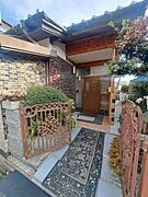 タイルや門扉に味わいあり。どこか懐かしく、住むほどに愛着が湧きそうな玄関です