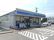 ローソン防府戎町二丁目店食料品の買い出しや、宅配物の受け取り、ATM利用にも徒歩で行けるのは嬉しいですね！ 630m