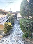 石畳の小道が風情を感じさせる玄関まわりです。