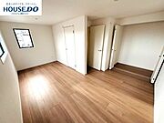 2階3.7帖と5.3帖は将来的に2部屋に分けられる様に、出入り口を2つずつ。お子様の成長や家族のライフスタイルに合わせた間取りです。