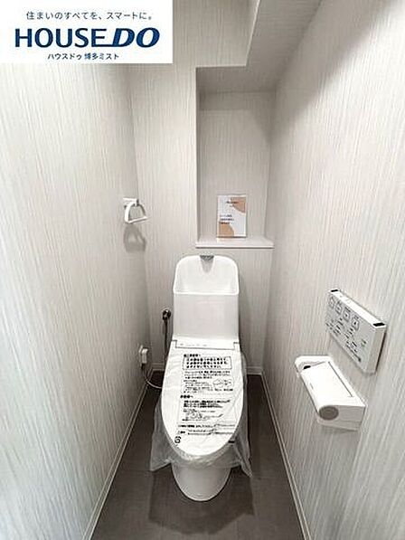 サッとひと拭きでお手入れが完了する便器。忙しい毎日の中で、掃除の手間が少ない設備は地味ながらありがたいものです。