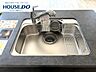 キッチン：浄水カートリッジ内蔵の水栓だから、蛇口をひねるだけでいつでも清潔な水が使えます。ペットボトルを買わなくていい、小さな豊かさです。