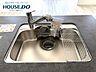 キッチン：浄水カートリッジ内蔵の水栓だから、蛇口をひねるだけでいつでも清潔な水が使えます。ペットボトルを買わなくていい、小さな豊かさです。