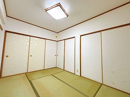 押入れがあり、布団などもたくさん収納できます◎