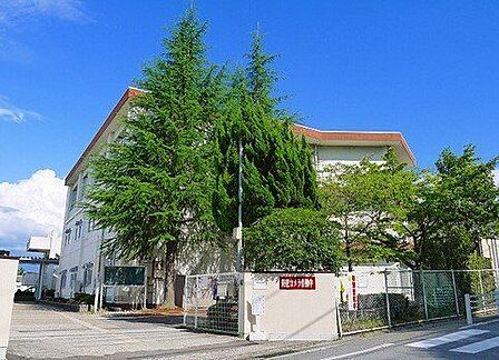 奈良市立鳥見小学校 730m