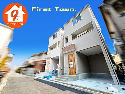 外観：☆現地外観写真☆FirstTown西町２号棟☆ほっこりとした街並☆土地18坪☆3階建て☆全居室南側採光☆ビルドインガレージ☆バルコニー×２☆前道4.2ｍ☆小・中学校まで徒歩4分圏内☆