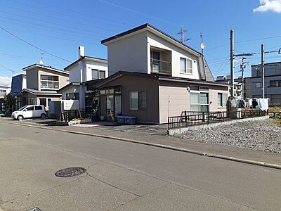 外観：駅近でありながら、閑静な住宅街で落ち着いた生活環境が期待できます。庭や駐車スペースを確保しやすい広さ。周辺には公園や商業施設も充実しており、生活利便性が高い点も魅力♪お気軽にお問い合わせください！