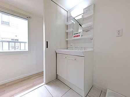 ■洗面所■ゆとりある広い洗面台を完備し、朝の支度や洗面・身支度が快適に行えます。収納も充実しており、家族それぞれのスペースを確保できる設計。毎日の暮らしをより便利で快適にサポートする洗面所です。