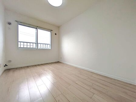 ■洋室(約6.0帖)■約6.0帖の洋室は、家具を効率よく配置できる無駄のない空間です。シングルベッドやデスクがすっきりと収まるサイズ感で、子ども部屋や書斎、プライベートな寝室にぴったりです!